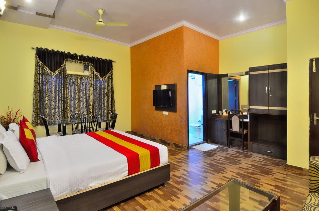 Hotel Roopa International Amritsar Bagian luar foto