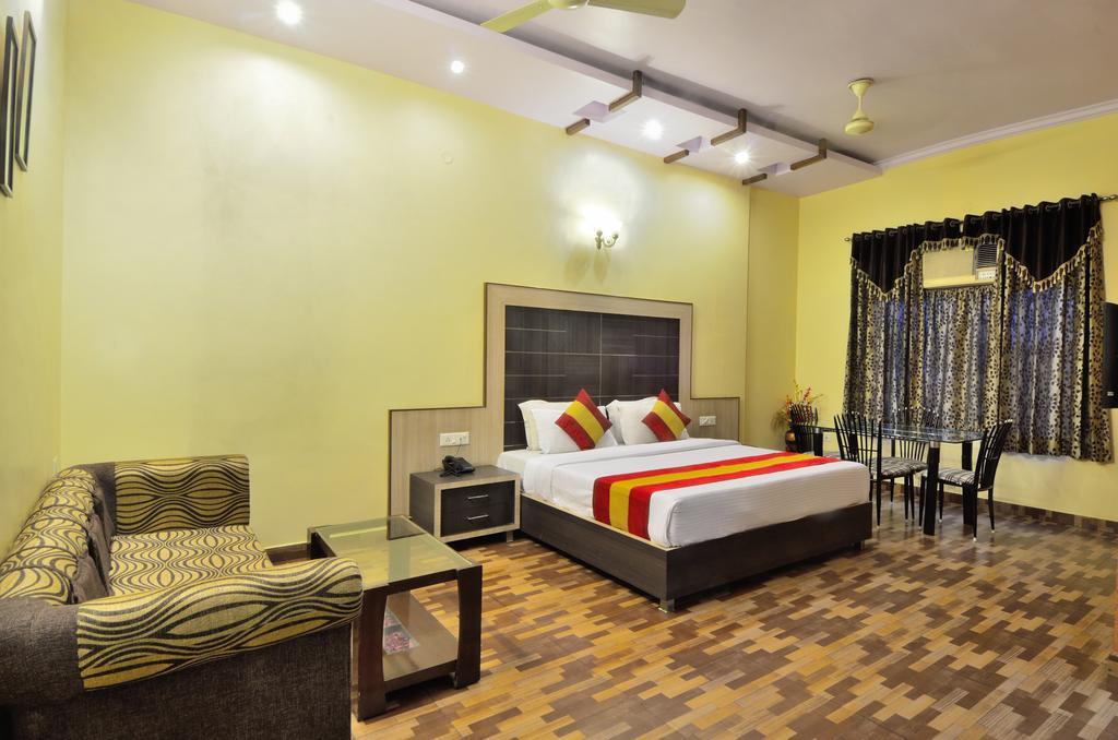 Hotel Roopa International Amritsar Bagian luar foto