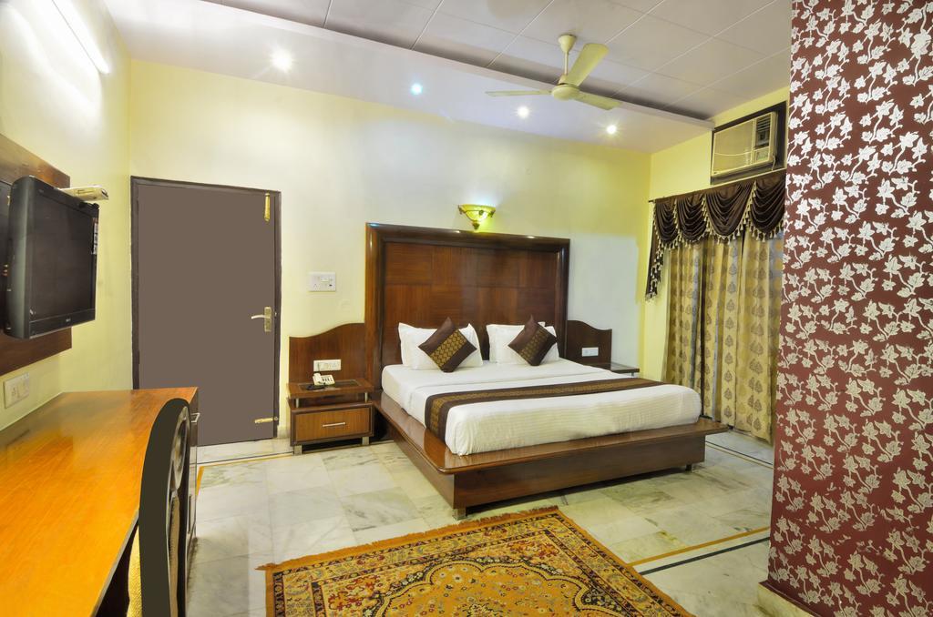 Hotel Roopa International Amritsar Bagian luar foto