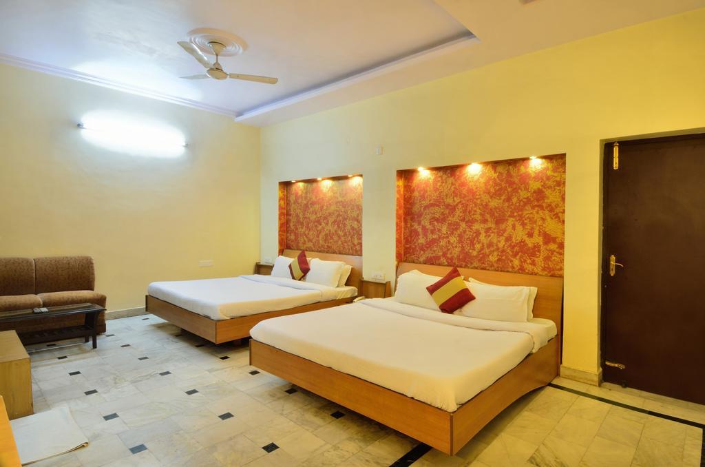 Hotel Roopa International Amritsar Bagian luar foto