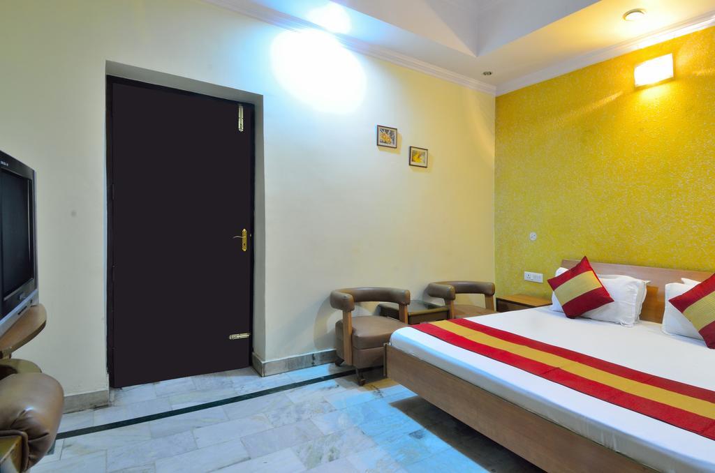 Hotel Roopa International Amritsar Bagian luar foto